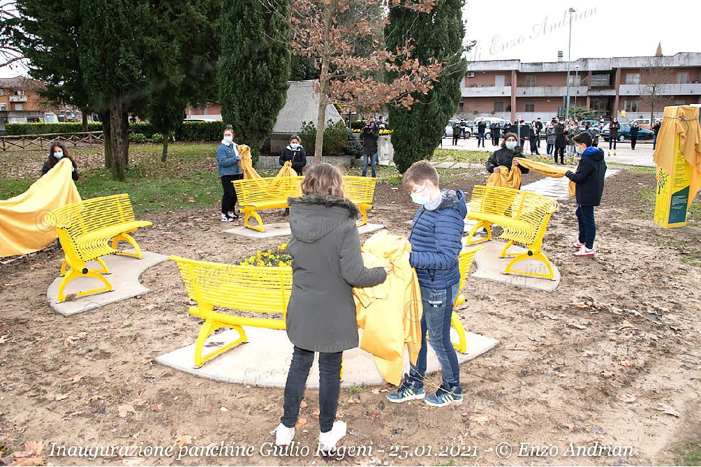 Fiumicello ricorda Regeni con quattro panchine gialle nel parco delle scuole, la fiaccolata si sposta online